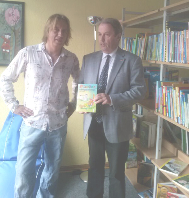 Rektor Michael Kersting (l.) und Bezirksbürgermeister Udo Dammer freuen sich über die neue Schülerbücherei - Foto: Simone Uhlmann 