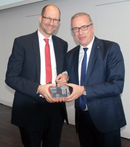 Der Preisträger Prof. Dr. Matthias Beenken (li.) erhielt 2016 von Dietmar Bläsing (Mitglied der Vorstände der VOLKSWOHL BUND Versicherungen) den Dortmunder Versicherungspreis (Foto: Rüdiger Beck)