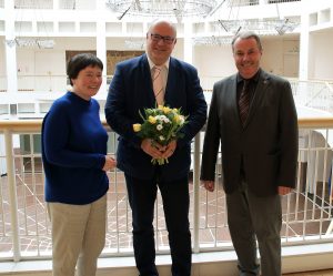 Die stv. Bezirksbürgermeisterin Roswitha Decking-Hartleif (links) und Bezirksbürgermeister Udo Dammer (rechts) bedankten sich bei Thomas Renzel. (Foto: Rüdiger Beck)