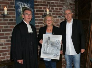 Die Ausstellung "Glaube, Liebe, Hoffnung" wurde am 9. September 2018 eröffnet, von links nach rechts: Pfarrer Volker Kuhlemann, die Künstlerin Dagmar Schnecke-Bend und der Presbyter Matthias Dudde (Foto: Rüdiger Beck).