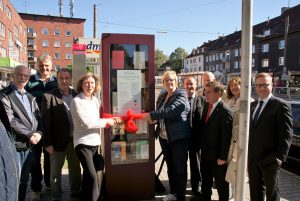 Die Mitglieder des Körner Kultur- und Kunstvereins enthüllten den neuen Bücherschrank in Körne (Foto: Rüdiger Beck) 