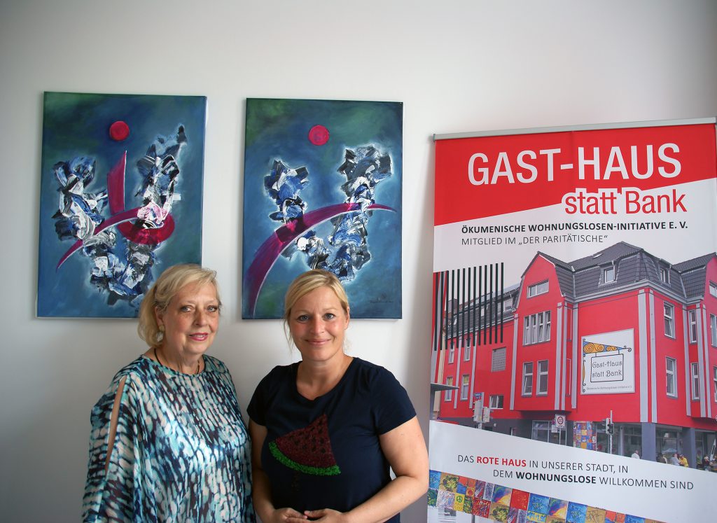 Freude über die gespendeten Bilder: links Dagmar Schnecke-Bend (Künstlerin) und rechts Katrin Lauterborn (Geschäftsführerin Gast-Haus e.V.), Foto: Rüdiger Beck