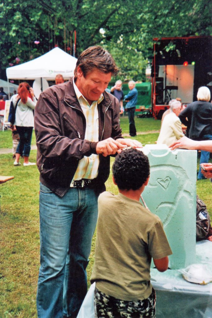 Auch vielen bekannten Persönlichkeiten hat Dagmar Schnecke-Bend die Bearbeitung eines Gasbetonsteins erläutert und zum Mitmachen aufgefordert. Das Foto zeigt Bruno "Günna" Knust bei der Eröffnung des Familienfestes "Kreuzviertel Pur" im Jahr 2010.