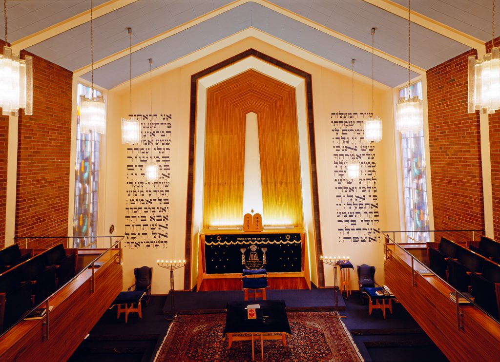 Synagoge im jüdischen Gemeindezentrum Dortmund, erbaut 1956: Blick auf die heilige Lade (Toraschrein) in der Apsis, die Bima (Tora-Lesepult) im Vordergrund und auf die Frauengalerie 
Foto LWL-Medienzentrum, Olaf Mahlstedt