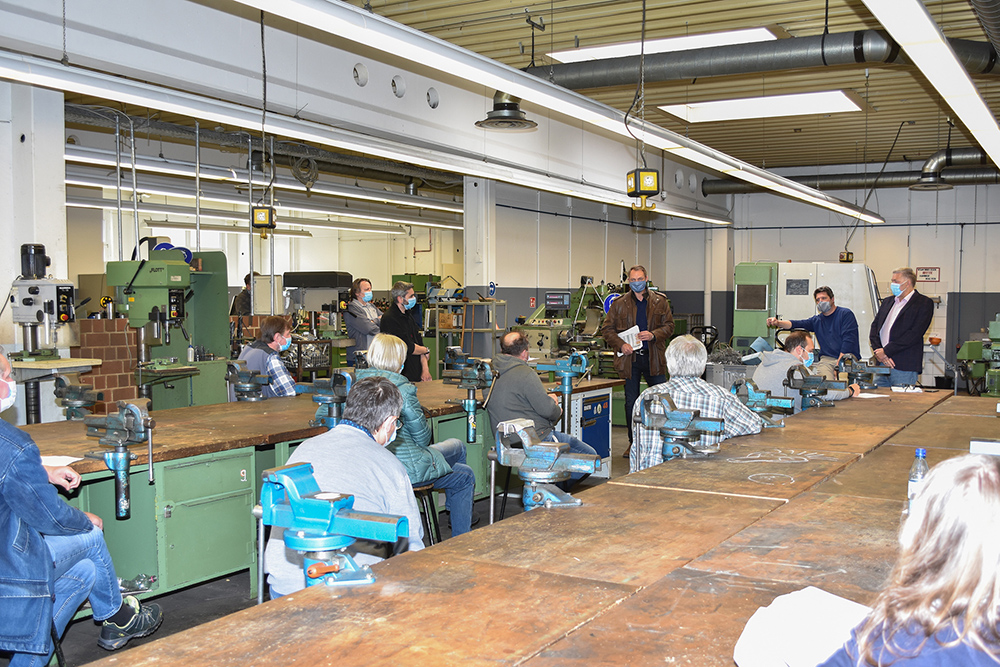 Bei einer gemeinsamen Veranstaltung in der CNC-Werkstatt gab es am Montag letzte aktuelle Informationen vor dem Neustart der Umschulungen des BKH. Foto: BKH
