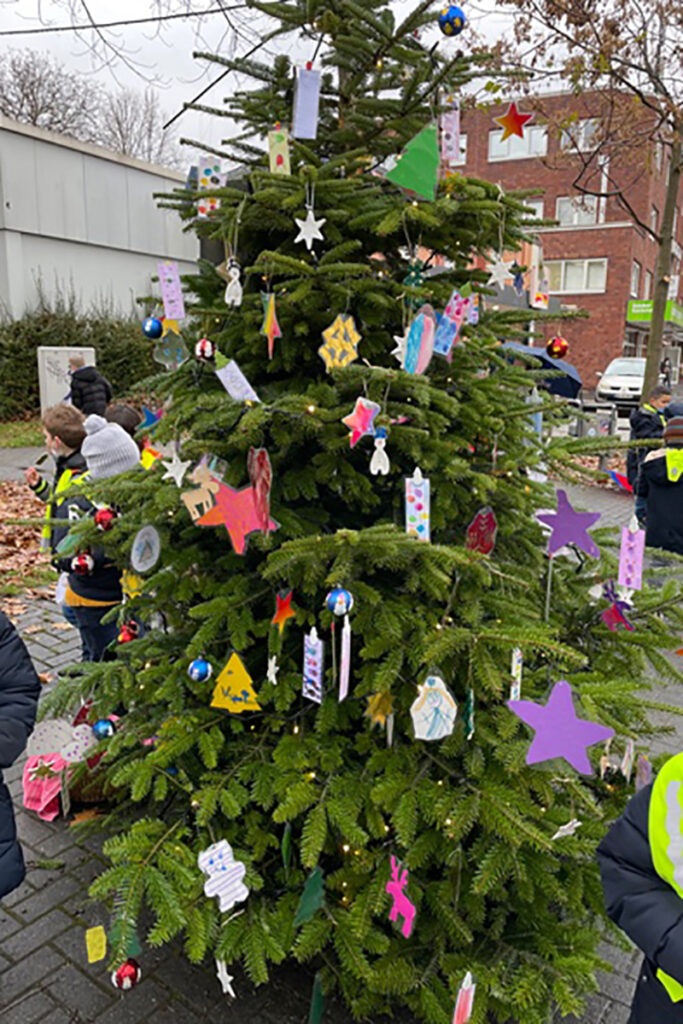 Der von Kindern geschmückte Körner Weihnachtsbaum (Foto: Körneschaft)