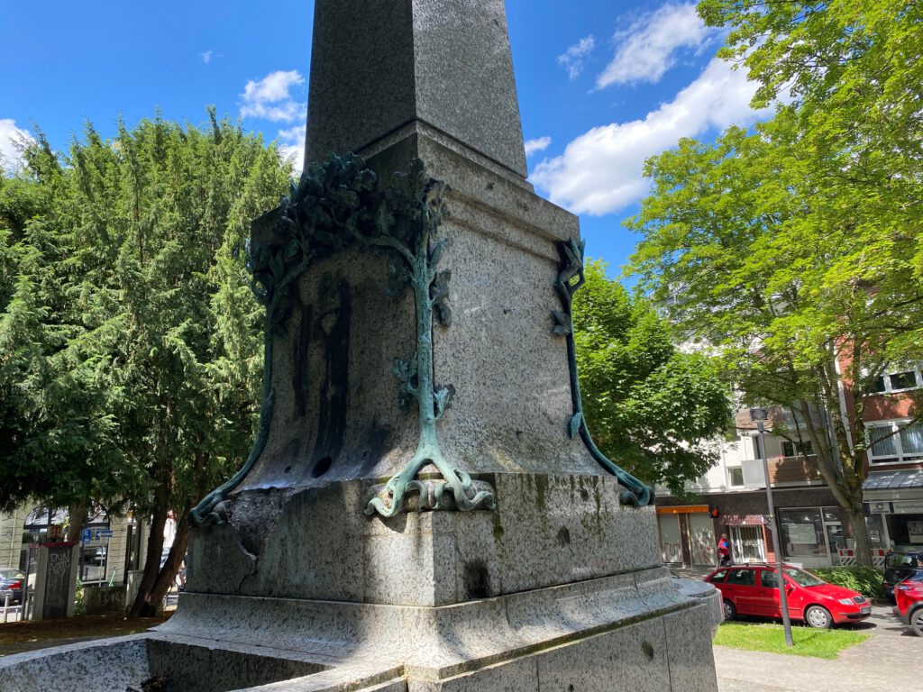 Das Foto vom Obelisken des Kaiserbrunnens zeigt die Fehlstellen (Quelle: Stadt Dortmund)