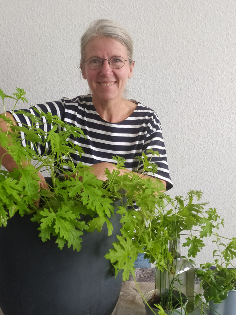 Seniorenbüro-Mitarbeiterin Annette Simmgen-Schmude mit "kühlenden Pflanzen", Foto: Seniorenbüro Innenstadt-Ost