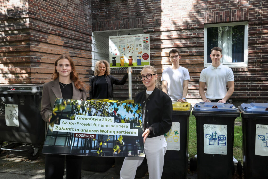 (v.l.) Wollen die Mülltrennung in den DOGEWO21-Quartieren einfacher und verständlicher machen:  Die Azubis Hannah Ziegert, Projektleiterin Helen Lang, Lili Frosch, Maurice Werth und Nevio Schweizer. Foto: DOGEWO21/Schaper