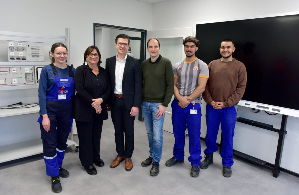 Bei der offiziellen Eröffnung: DSW21-Auszubildende Nadiia Malakhova, Leiterin Personalentwicklung Karin Fließbach (DSW21), DEW21-Arbeitsdirektor Matthias Klein-Lassek, Jörg Jacob (Leiter der Technischen Ausbildung bei DSW21), DSW21-Auszubildender Caner Noyan Tüfenkli und DSW21-Auszubildender Jan Leon Klassen – von links nach rechts. (Foto: DSW21/DEW21, Jörg Schimmel)