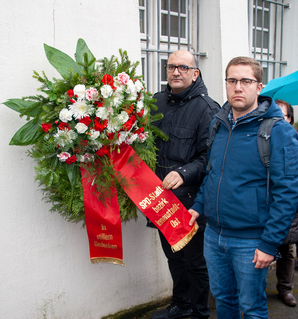 Volkan Baran (li.) und Gabriel Faber legten einen Kranz vom SPD-Stadtbezirk Innenstadt-Ost nieder (Foto: Rüdiger Beck)