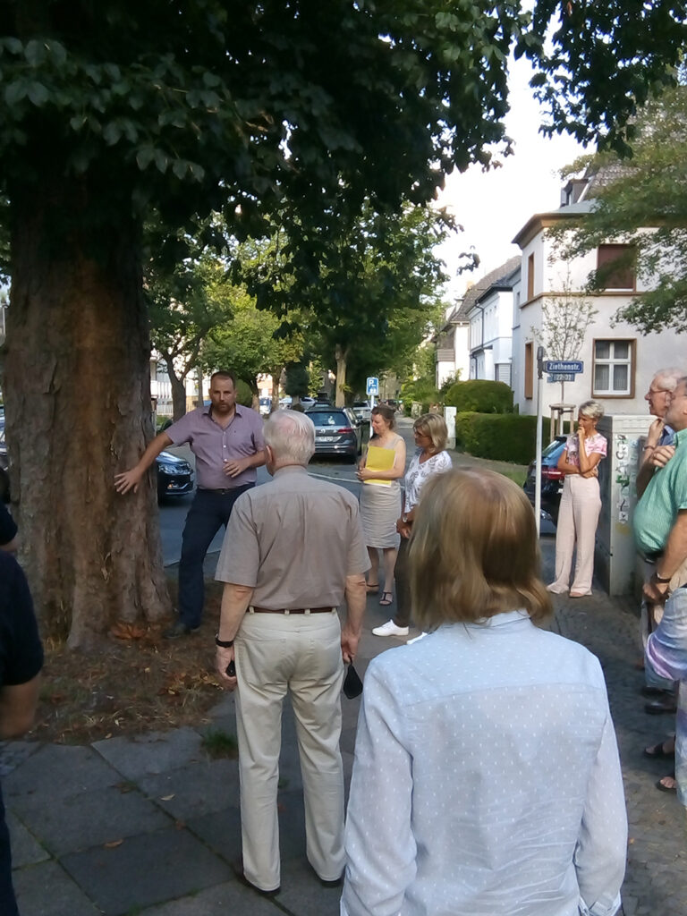 Versammlung der Anwohner/innen mit dem Grünflächenamt (Foto: Stadt Dortmund)